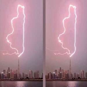 Dubai news: बुर्ज ख़लीफ़ा पर गिरी बिजली