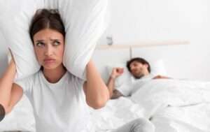 खर्राटे लेने पर पड़ोसी ने बुलाया पुलिस को