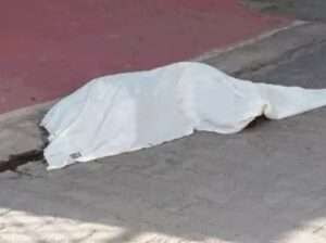 इंस्पेक्टर के घर के बाहर महिला की लाश