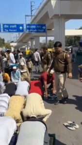 दिल्ली में नमाज़ अदा कर रहे व्यक्ति को पुलिस कर्मी ने मारी लात