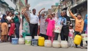 रमज़ान के महीने में जल निगम हल्द्वानी में जल संस्थान के खिलाफ नारेबाजी: लोगों ने खाली बाल्टियों के साथ किया प्रदर्शन