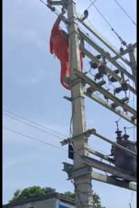 3 बच्चों की मां को चढ़ा इश्क का बुखार प्रेमी संग भागने की धमकी देकर खंभे पर चढ़ी