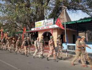 नैनीताल पुलिस ने अर्द्धसैनिक बल के साथ मिलकर किया निष्पक्ष फ्लैग मार्च, लोकसभा चुनाव के निष्पक्ष आयोजन का दिया संदेश