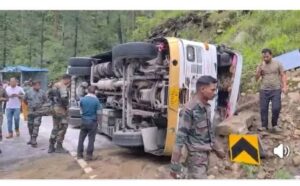 चमोली में बड़ा हादसा: सेना के 31 जवानों की बस सड़क पर पलटी!