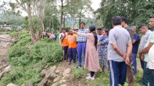 बारिश के बाद देवखड़ी में मलबे और सिल्ट से नहर ओवरफ्लो, सड़कों पर फैला गंदा मलबा