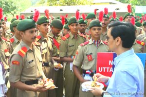 एनसीसी कैडेट्स से मिले कुमाऊं आयुक्त दीपक रावत, कहा