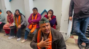 योगा ट्रेनर ज्योति मेर हत्याकांड: आरोपियों के योग सेंटर पर खुलने को लेकर उबाल, पहाड़ी आर्मी का गांधीवादी प्रदर्शन