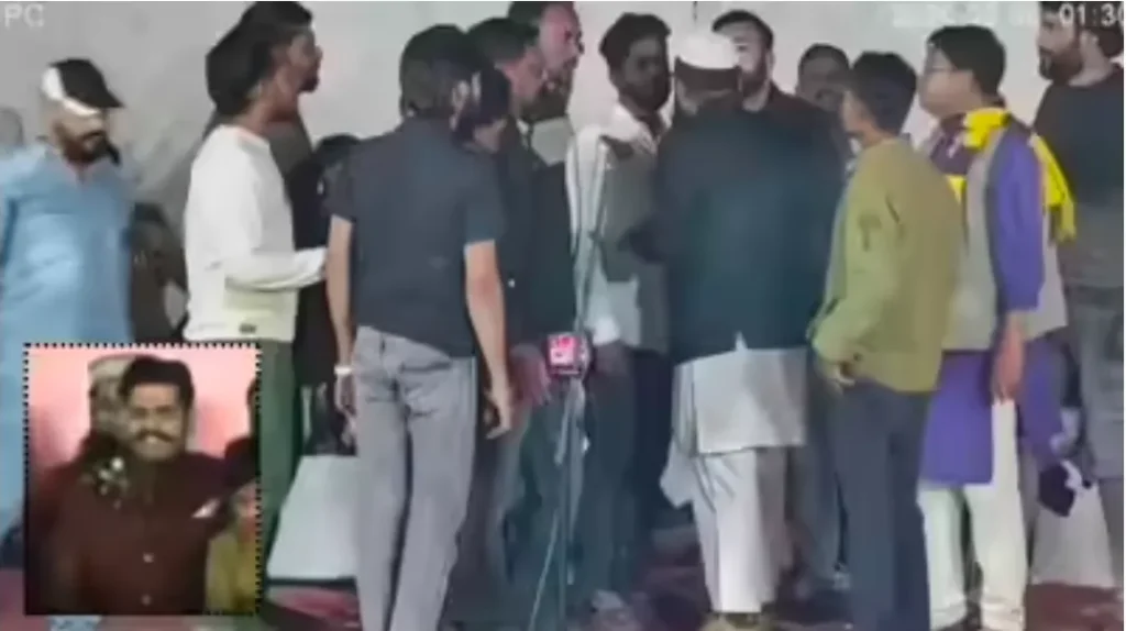 खरगोन में ऑल इंडिया मुशायरे में बवाल, शायरी पर विवाद के बाद मंच पर हंगामा