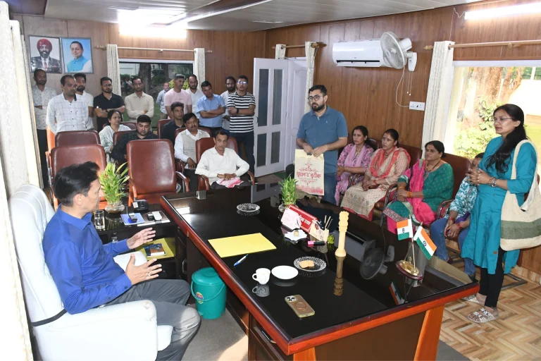 हल्द्वानी: अतिक्रमण हटते ही बौखलाया स्कूल संचालक, पत्रकार पर निशाना—टाइल्स लगाकर सरकारी सड़क को बनाया ‘प्राइवेट’?